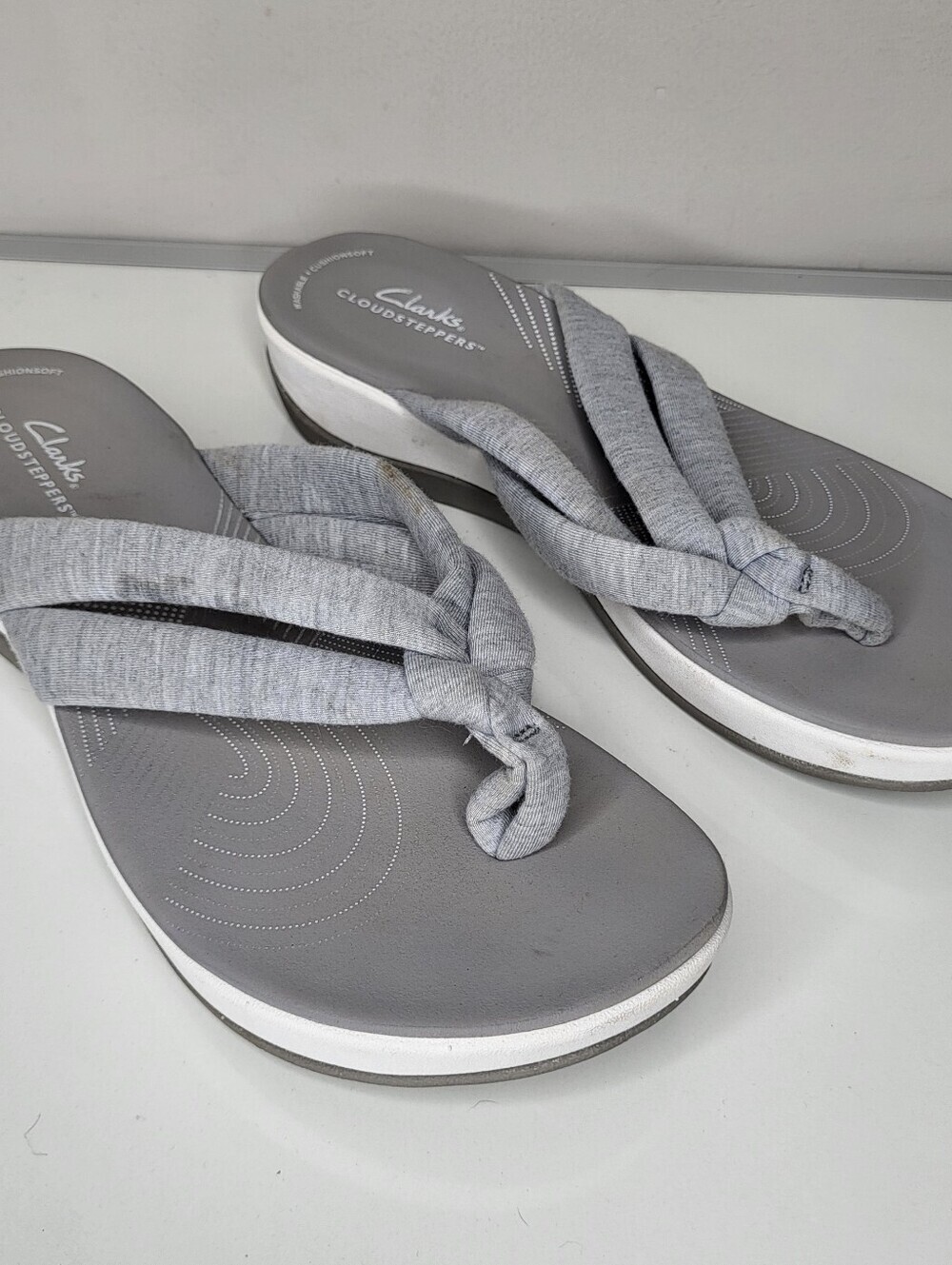 Clarks Cloudsteppers Gray Knit Knot Thong Sandals Size 10